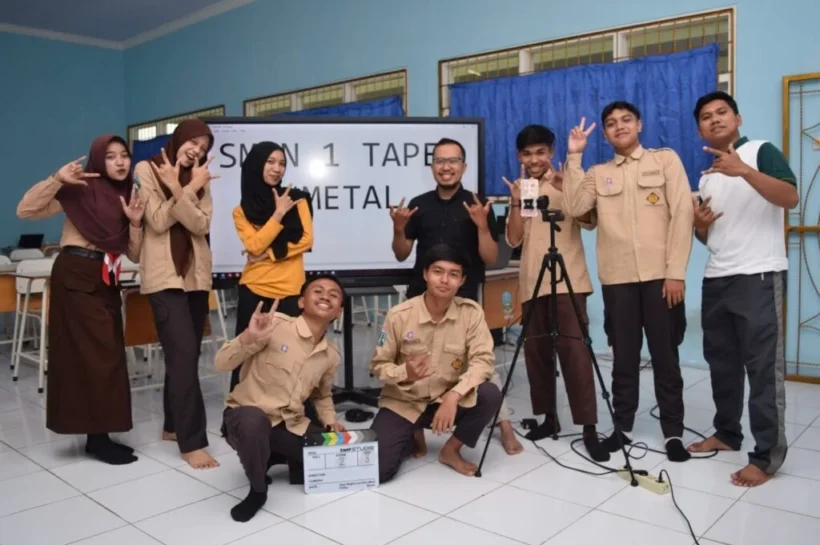 Guru Latih Siswa SMK Produksi Konten Kreatif Profesional Guru